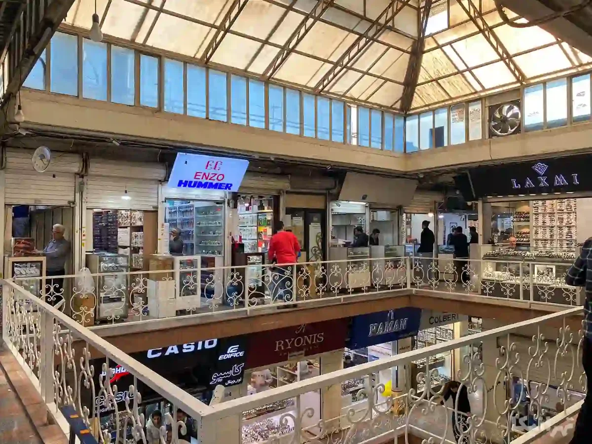 بازار قیصریه - ساعت